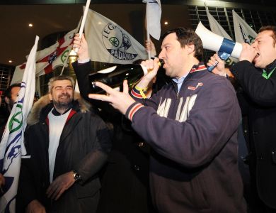 Matteo Salvini (d) e simpatizzanti della Lega festeggiano la conquista della presidenza della regione al palazzo della regione a Milano