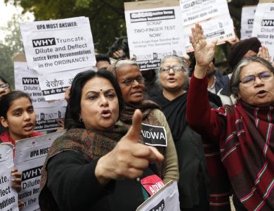 Alcune donne indiane protestano contro il decreto governativo contro la violenza sessuale
