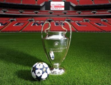Il pallone della finale ai piedi della coppa sul prato di Wembley, sede della finale 2013 di Champions League