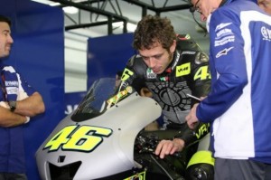 Valentino Rossi prova la nuova Yamaha sul circuito di Jerez