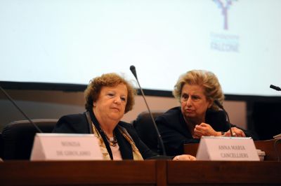 Annamaria Cancellieri e la sorella di Giovanni Falcone, Maria, a Palermo, 23 maggio 2013 (Ansa/Ciro Fusco