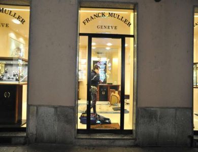 Rapina in Via Spiga all'orologeria svizzera Franck Muller Geneve