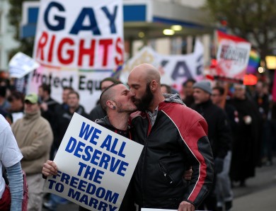Una coppia omosessuale si bacia durante la marcia in supporto dell'eguaglianza matrimoniale (foto di Justin Sullivan/Getty Images)