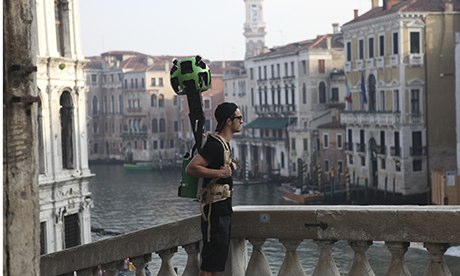 Un membro del team Google Trekker al lavoro mentre mappa Venezia (Foto: Google)