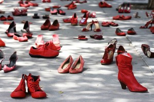 scarpe-contro-la-violenza-delle-donne-638x425