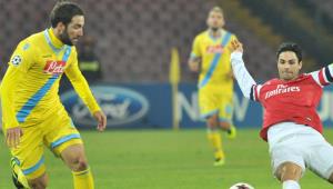 Il Pipita Higuain in azione al San Paolo contro l'Arsenal. Il suo Napoli è fuori dalla Champions Ansa/Abbate