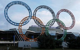 Gli anelli olimpici di fronte l'aeroporto di Sochi, la città che ospiterà i giochi invernali nel 2014 (fonte: Reuters)
