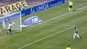 Il rigore "telefonato" di Zarate in Udinese-Lazio del 2011, una delle partite sospette