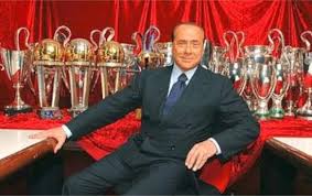 Berlusconi con i trofei vinti dal Milan