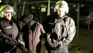 Uno dei xxx fermati dalla polizia in questi ultimi xx giorni ad Amburgo