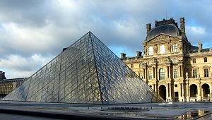 Il museo del Louvre è una delle principali attrazioni di Parigi 