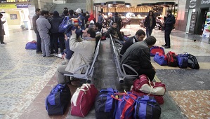 Un gruppo di profughi siriani in Stazione Centrale a Milano