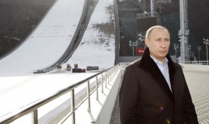 Il presidente russo Vladimir Putin vicino al trampolino del salto con gli sci a Sochi (Credit: Getty)
