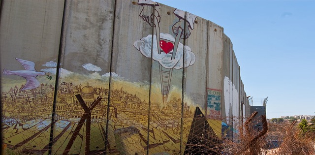 Murales sul muro tra Israele e Cisgiordania. Foto di: Wikimedia Commons