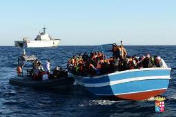 La nave anfibia San Marco ha terminato le operazioni di soccorso ad un natante in difficoltà con a bordo 236 migranti, tra cui 30 donne, di cui due in stato interessante e 39 minori., 12 gennaio 2014. ANSA/MARINA MILITARE- EDITORIAL USE ONLY