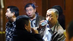Parenti dei viaggiatori aspettano notizie in una conference room a Pechino Foto Epa/ Rolex De La Pena