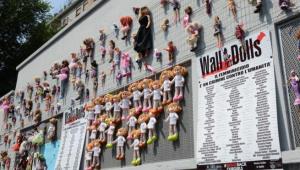 Il "Wall of dolls" di via De Amicis