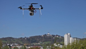Un drone in volo per monitorare il territorio.