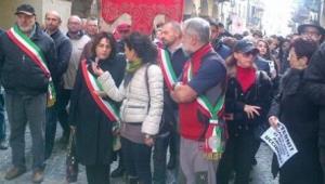 Il corteo dei familiari delle vittime dell'amianto, guidato dal sindaco Palazzetti, ha attraversato il centro storico di Casale per protestare contro l'assoluzione del dirigente Eternit Schimdheiny