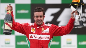 Fernando Alonso festeggia una vittoria. Per lo spagnolo quello di domenica ad Abu Dhabi sarà l'ultimo Gran Premio con la Rossa