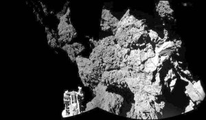 Il primo autoscatto della sonda Philae: la parte finale di una delle tre zampe poggia sul terreno roccioso della cometa