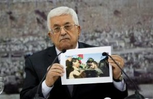 Il presidente dell'Anp Abu Mazen mostra un'immagine del ministro Zaid Abu Ein durante gli scontri a Ramallah