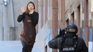 Fuga dei primi ostaggi del sequestro al Lindt café a Sydney. Credit: Ansa