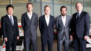 I due nuovi piloti McLaren, Fernando Alonso e Jenson Button, presentati ufficialmente l'11 dicembre