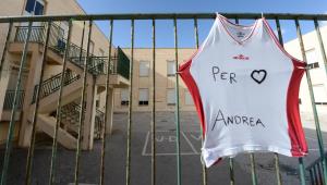 Una maglietta con la scritta "Per Andrea'', esposta all'esterno della scuola frequentata dal bambino ucciso, a Santa Croce Camerina (Ragusa), 2 dicembre 2014. ANSA/ CIRO FUSCO