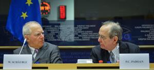Il ministro delle finanze tedesco Wolfgang Schaeuble (a sinistra) e il suo omologo italiano Piercarlo Padoan (a destra). Foto Ansa.