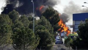 L'incendio a seguito dello schianto dell'F-16 nella base Nato (foto Ansa)