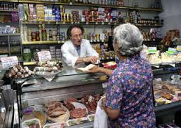 In attesa dei dati di dicembre 2014, l'Istat conferma il calo annuo del comparto alimentare pari al 2,3%.