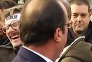Il disegnatore Luz, sopravvissuto alla strage nella redazione di Charlie Hebdo, scoppia a ridere davanti a François Hollande