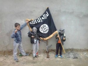 Alcuni bambini armati mostrano la bandiera del Califfato.
