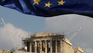 La bandiera dell'Unione europea sventola sull'Acropoli di Atene (foto Ansa)