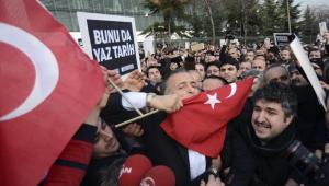 L'arresto del direttore del quotidiano Zeman, Ekrem Dumanli (al centro, con la bandiera), avvenuto a dicembre 2014 davanti a una folla di manifestanti. In un'intervista recente ha dichiarato: "il vero obiettivo degli arresti era quello di intimidirci". Foto di: Ansa.
