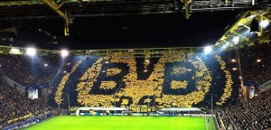 L'impressionante spettacolo del "Muro Giallo", il settore dei tifosi più accesi del Borussia Dortmund. 