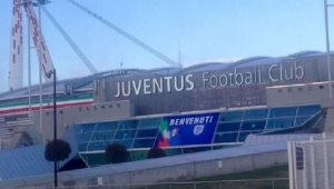 La Federcalcio, in vista dell'amichevole allo Juventus Stadium tra Italia e Inghilterra, copre il logo dei 32 scudetti con un più "imparziale" striscione di benvenuto: e scoppia la polemica.