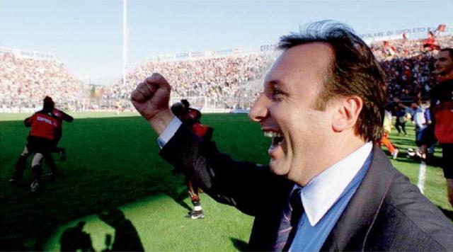 Campionato 1998/1999 – Mancano sette giornate al termine del campionato, il Milan di Zaccheroni è terzo con sette punti di svantaggio sulla Lazio capolista. I biancocelesti di Eriksson sono imbattuti da 16 giornate ma perdono le due partite successive contro Roma e Juventus. Il Milan si porta a -1 vincendo contro Parma e Udinese. Il sorpasso definitivo avverrà alla penultima giornata: la Lazio pareggia 1-1 a Firenze, il Milan vince 4-0 a San Siro contro l’Empoli. I rossoneri festeggeranno lo scudetto la domenica successiva vincendo a Perugia per 2-1.
