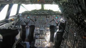 La cabina di pilotaggio di un aereo (foto: Wikipedia)