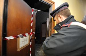 L'ingresso dell'abitazione di via Balestrieri dove due anziani sono morti in un incendio, Torino, 24 marzo 2015.ANSA/ ALESSANDRO DI MARCO