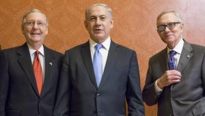 Il premier Benjamin Netanyahu tra il repubblicano Mitch McConnell (a sinistra) e il democratico Harry Reid (a destra) dopo il suo discorso al Senato americano del 3 marzo 2015. 