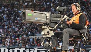 Un operatore tv al lavoro in un'immagine dell'aprile 2009 durante la partita Napoli-Inter. ANSA/CIRO FUSCO