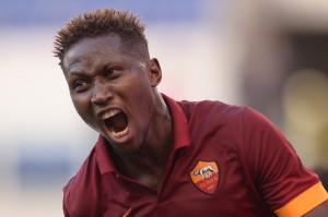 Mapou Yanga-Mbiwa festeggia il goal della vittoria nel derby. Il 26enne difensore centrafricano naturalizzato francese, arrivato a Roma a settembre, è alla prima rete in serie A.
