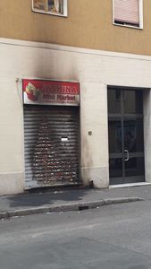 La serranda bruciata del negozio etnico di Bruzzano - Foto di Marco Granelli