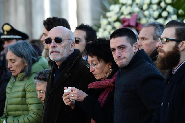 La famiglia di Valeria al funerale in piazza San Marco, a Venezia. Da sinistra, il padre Alberto, la madre Luciana e il fratello Dario.