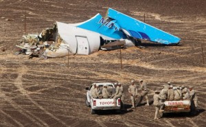 I resti dell'A321, partito sabato mattina dall'aeroporto di Sharm el-Sheikh e diretto a San Pietroburgo, che si è schiantato nella penisola del Sinai poco dopo il decollo