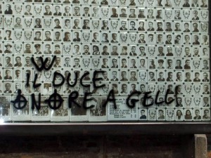 Scritte inneggianti alla P2 e al fascismo su una lapide per i caduti partigiani e per le vittime del terrorismo a Bologna