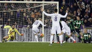 Il gol di Borja Valero del vantaggio provvisorio della Fiorentina (foto Ansa)