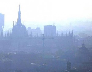 Il Duomo di Milano avvolto in una nube di smog